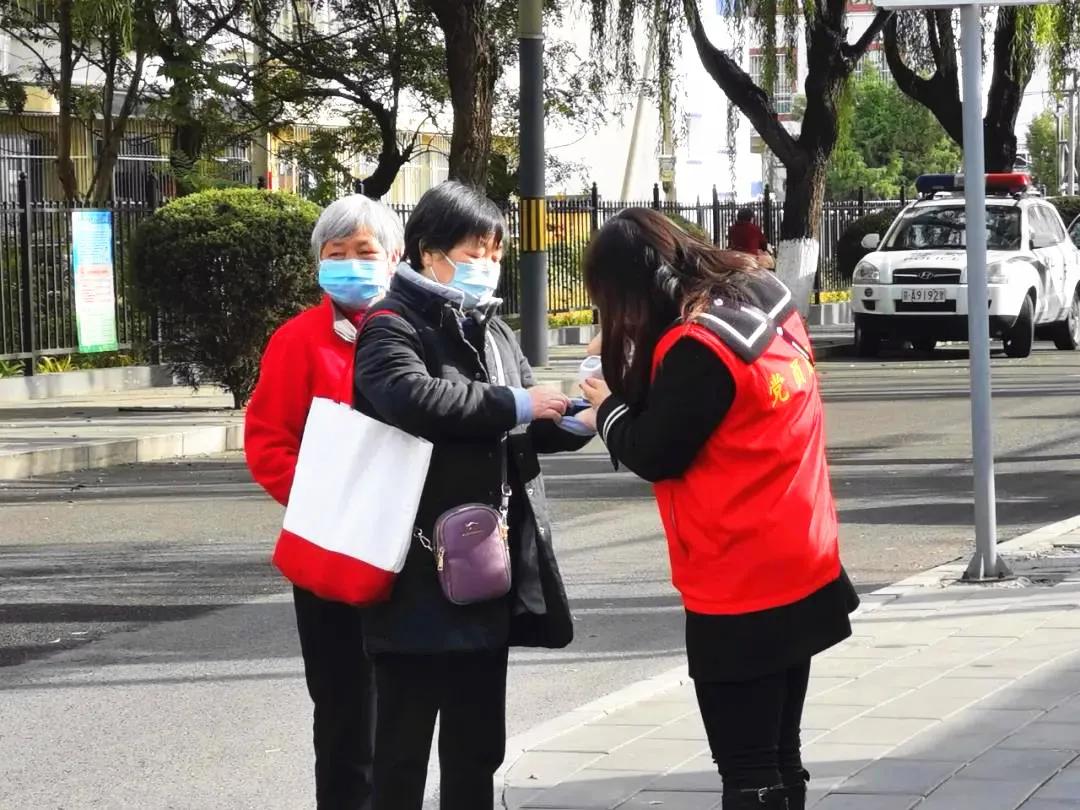 疫情防控暖心执勤,坚守疫情防控点节日慰问暖人心