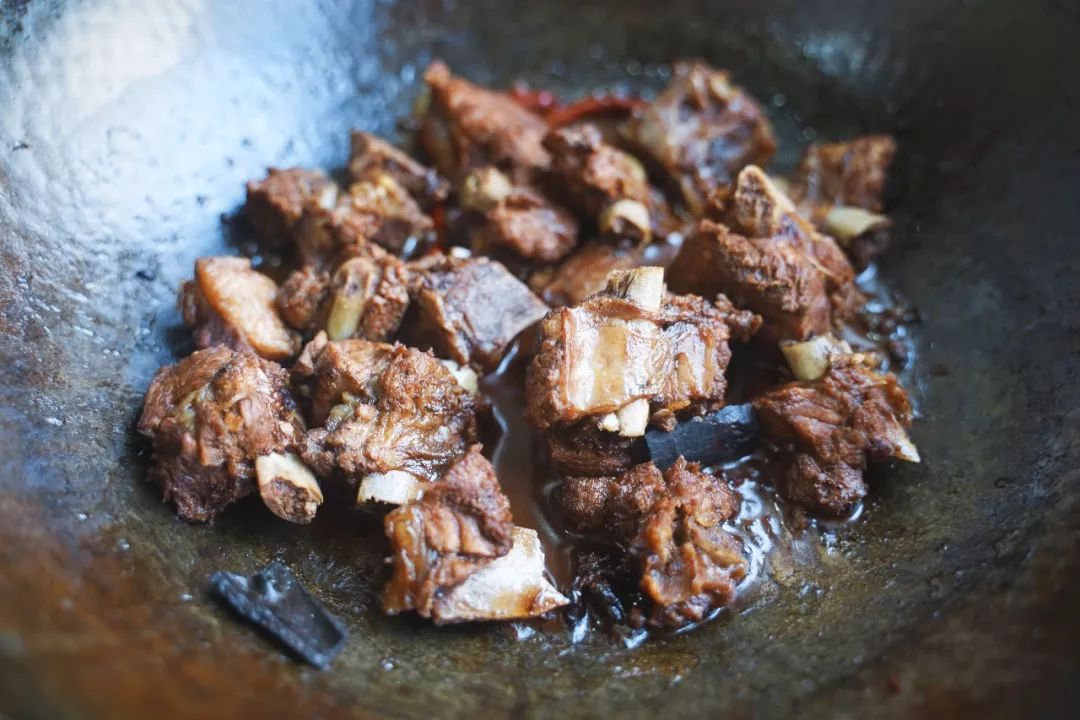 香辣排骨火锅直接放火锅底料,麻辣鲜香排骨火锅