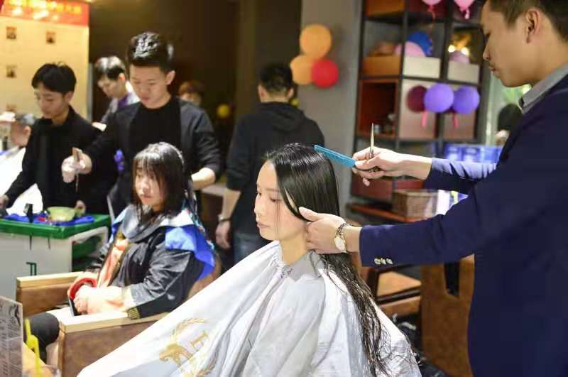 50岁女人洋气减龄短卷发型,50岁短发小卷满头烫