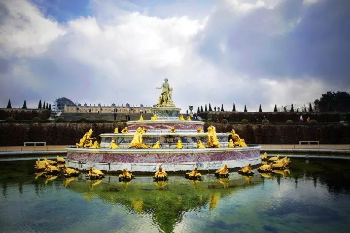 我本以为它只是一本教种花的书，没想到它却在我心里造了一个花园