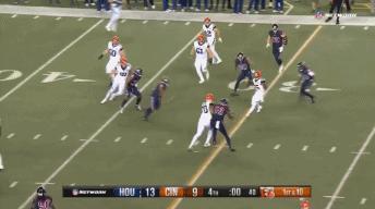 橄榄球真的只能传一次吗,橄榄球只能传给后面的人吗