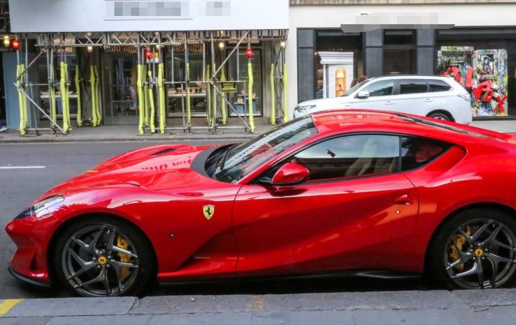 500万法拉利全球仅一辆，专人24小时看管，车牌比车还要贵