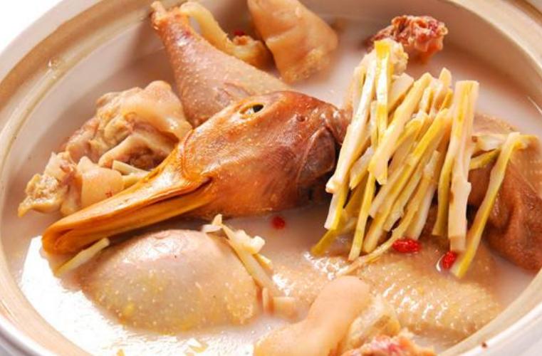 老鸭汤鸭肉焯水时放不放料酒,炖老鸭汤焯水是用冷水还是热水