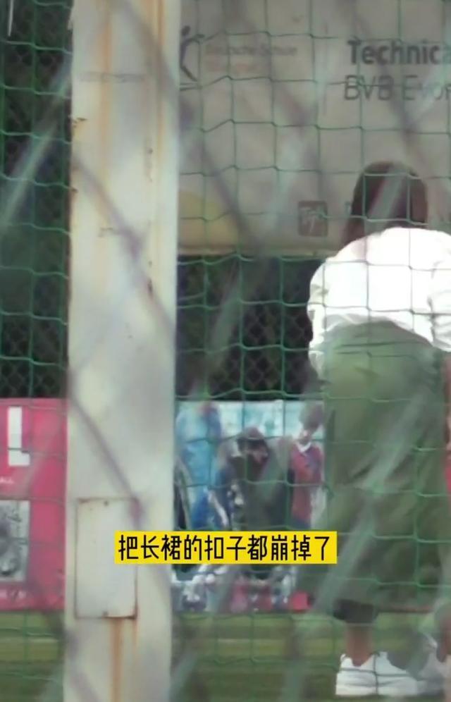 刘涛带女儿踢球,刘涛穿长裙陪儿女踢球