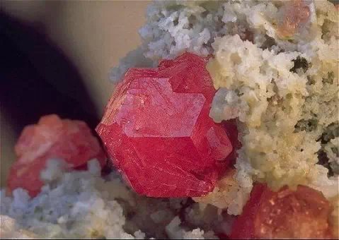 各种宝石原石的种类图片大全,高清彩色宝石原石图片大全