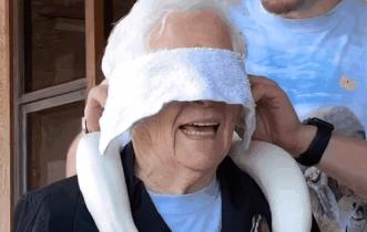 93岁奶奶恶搞27岁孙子一夜爆红！千万网友实力围观：奶奶太坑了！