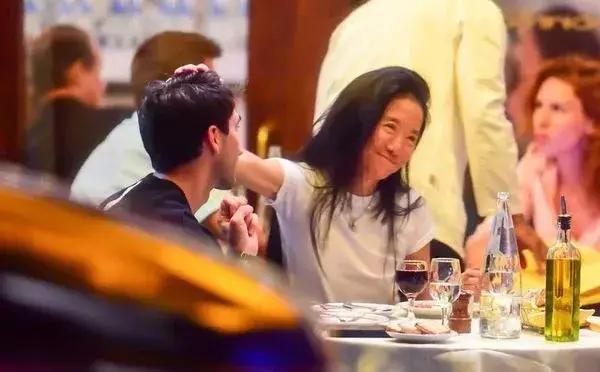 “不老女神”VeraWang，71岁的漫画腿，实在太slay了