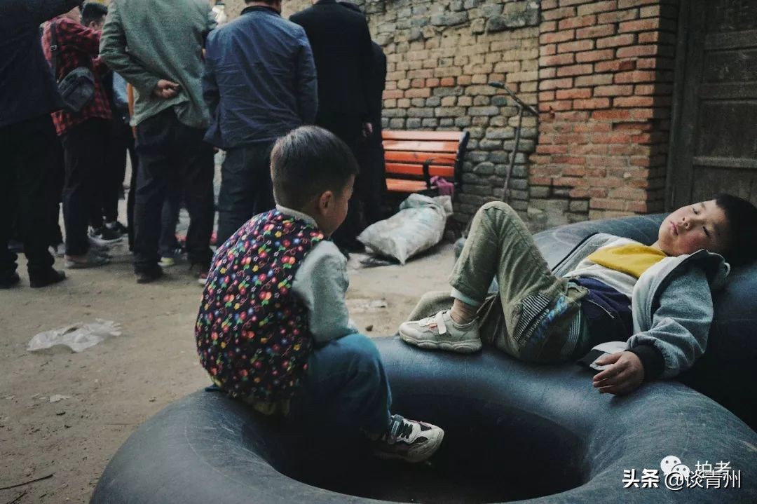 大衣哥朱之文买新车引围观,大衣哥朱之文被农民围观