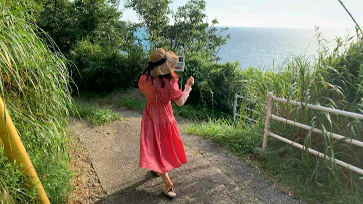 伊藤美诚着红裙亮相,伊藤美诚穿粉红色长裙