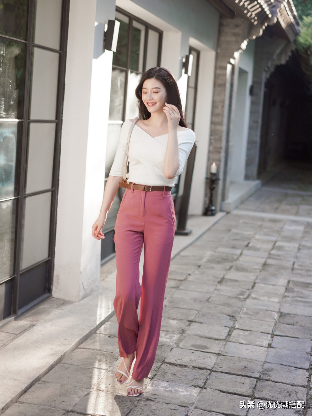 上班族怎么穿出甜美感?白色上衣搭配粉色裤子,让干练与柔美并存