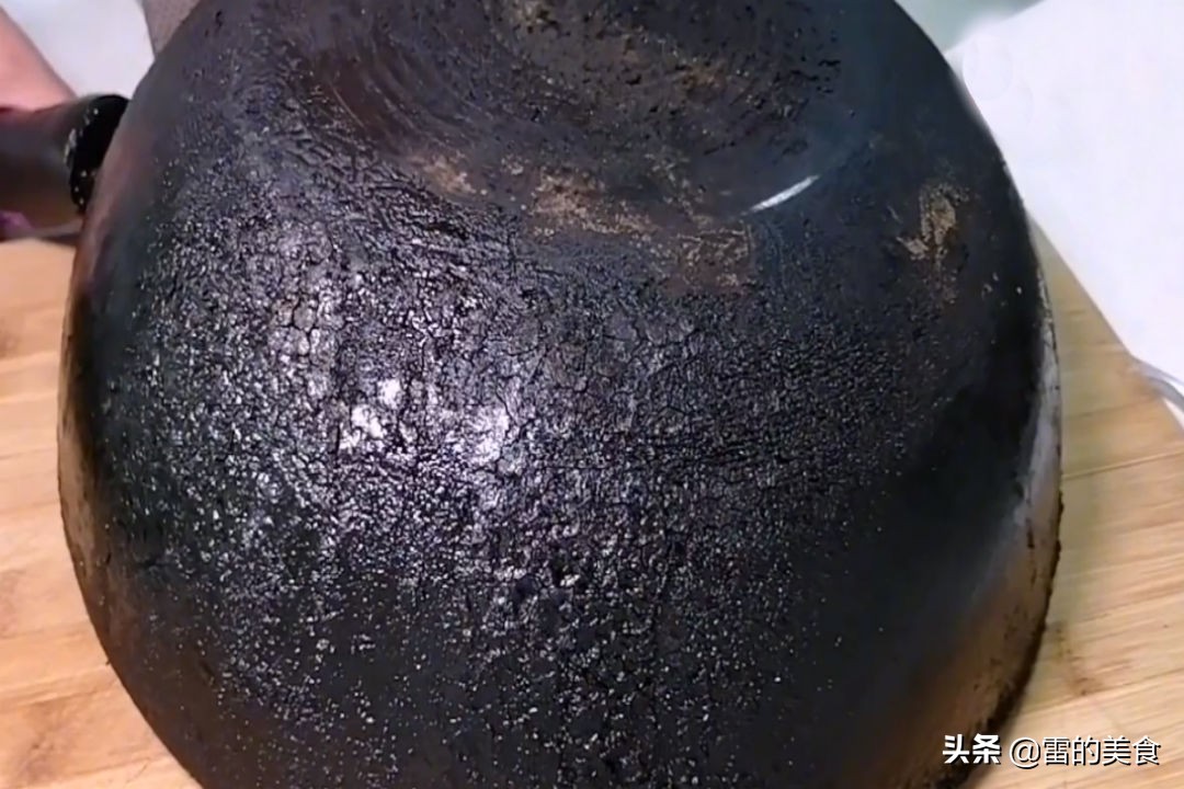 炒菜锅用久了又脏又粘,炒菜锅粘锅清洗小妙招