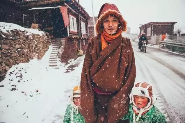 色达下雪了红白交织,色达下雪了图片大全