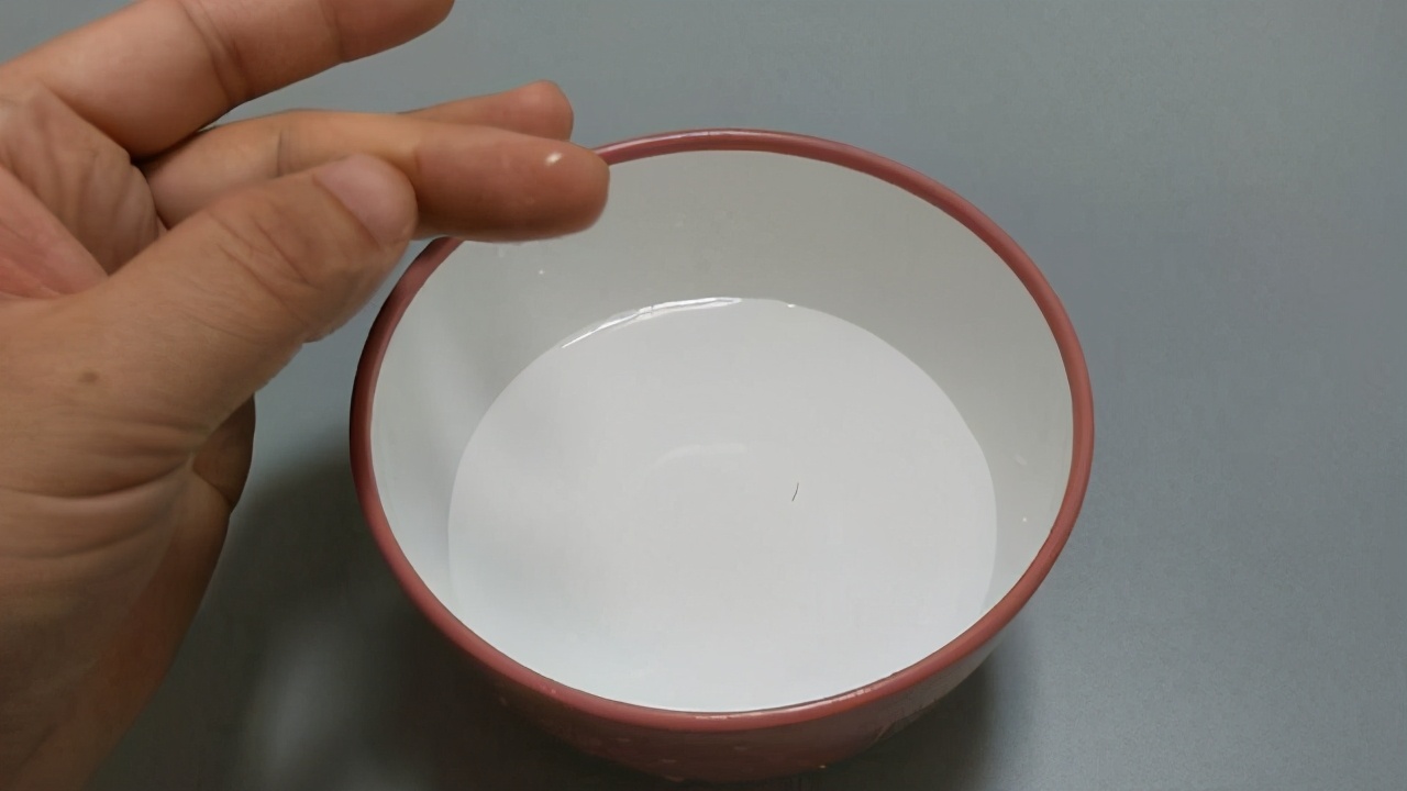 手指里扎了小刺看不见怎么弄出来,手指进了一根小刺拔出来后鼓起来