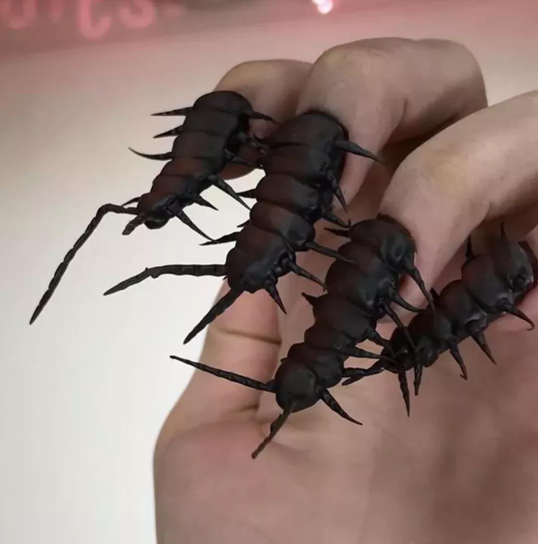 美甲师在吗？我被丑得睡不着觉