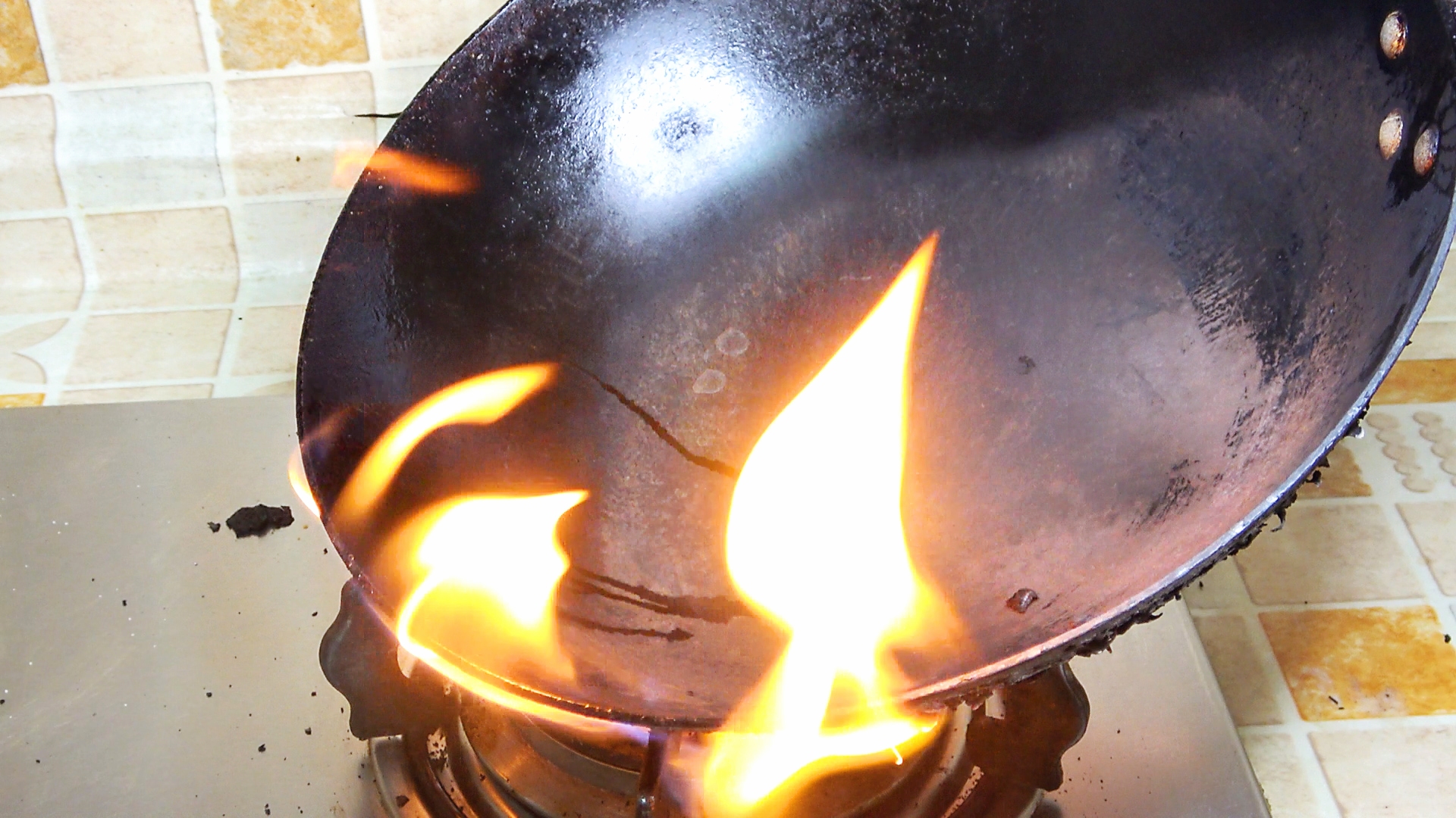 清洁铁锅锅底黑垢方式,清洗四孔锅具黑垢小妙招