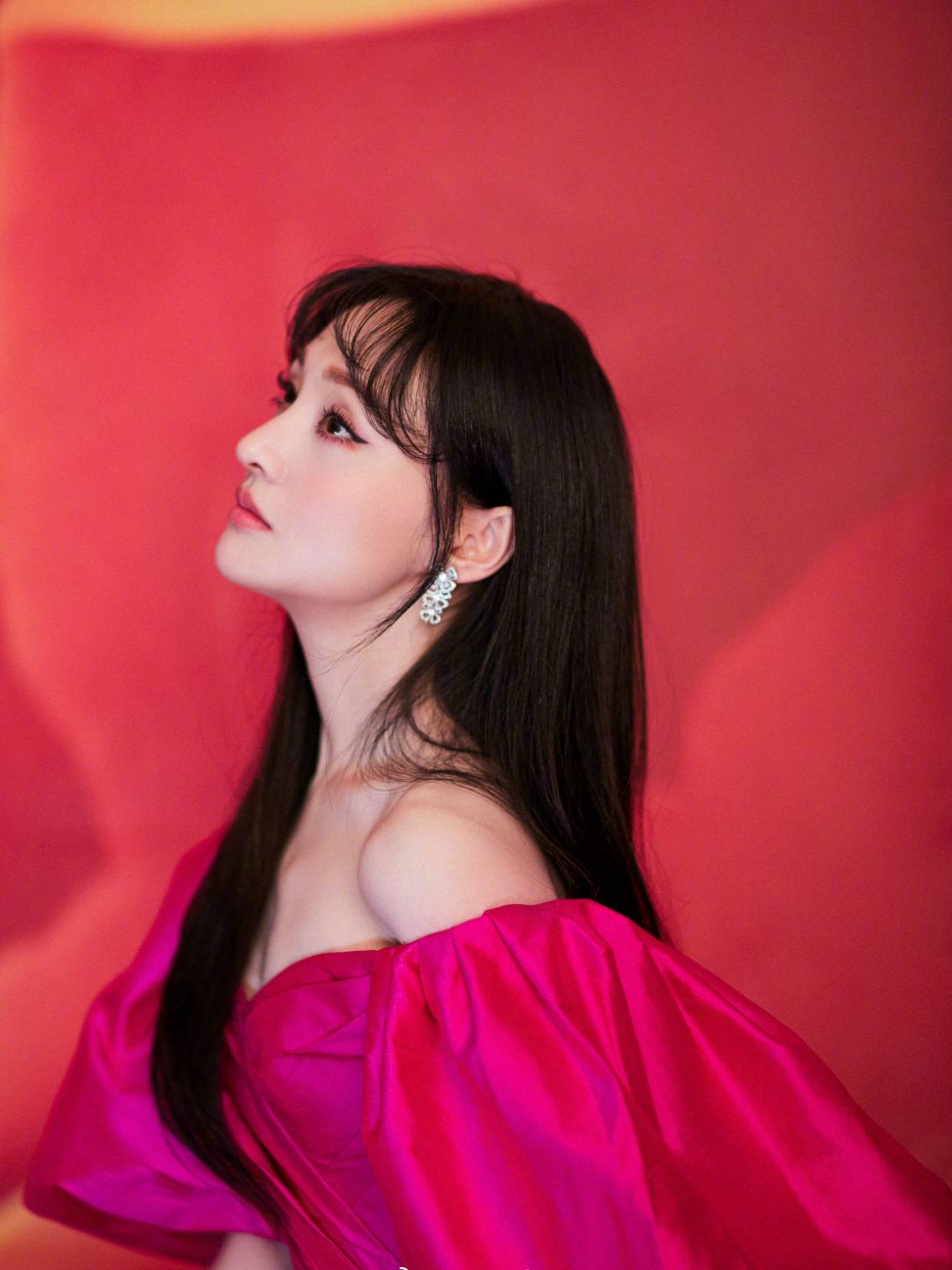 都说玫红色难驾驭，郑爽和乔欣却很任性，双双挑战露肩裙，惊艳了