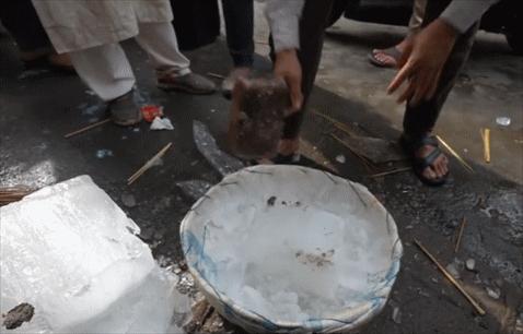 印度街头奇怪的不锈钢设备，看起来有点恶心，做的东西却卖疯了