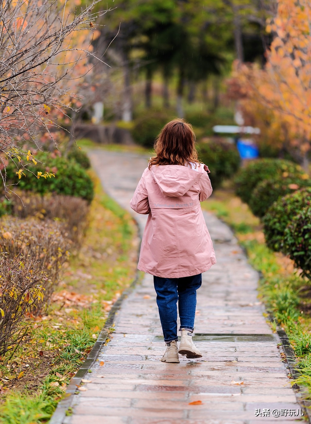 既时尚又实用的冲锋衣,简约而不简单的冲锋衣奢潮