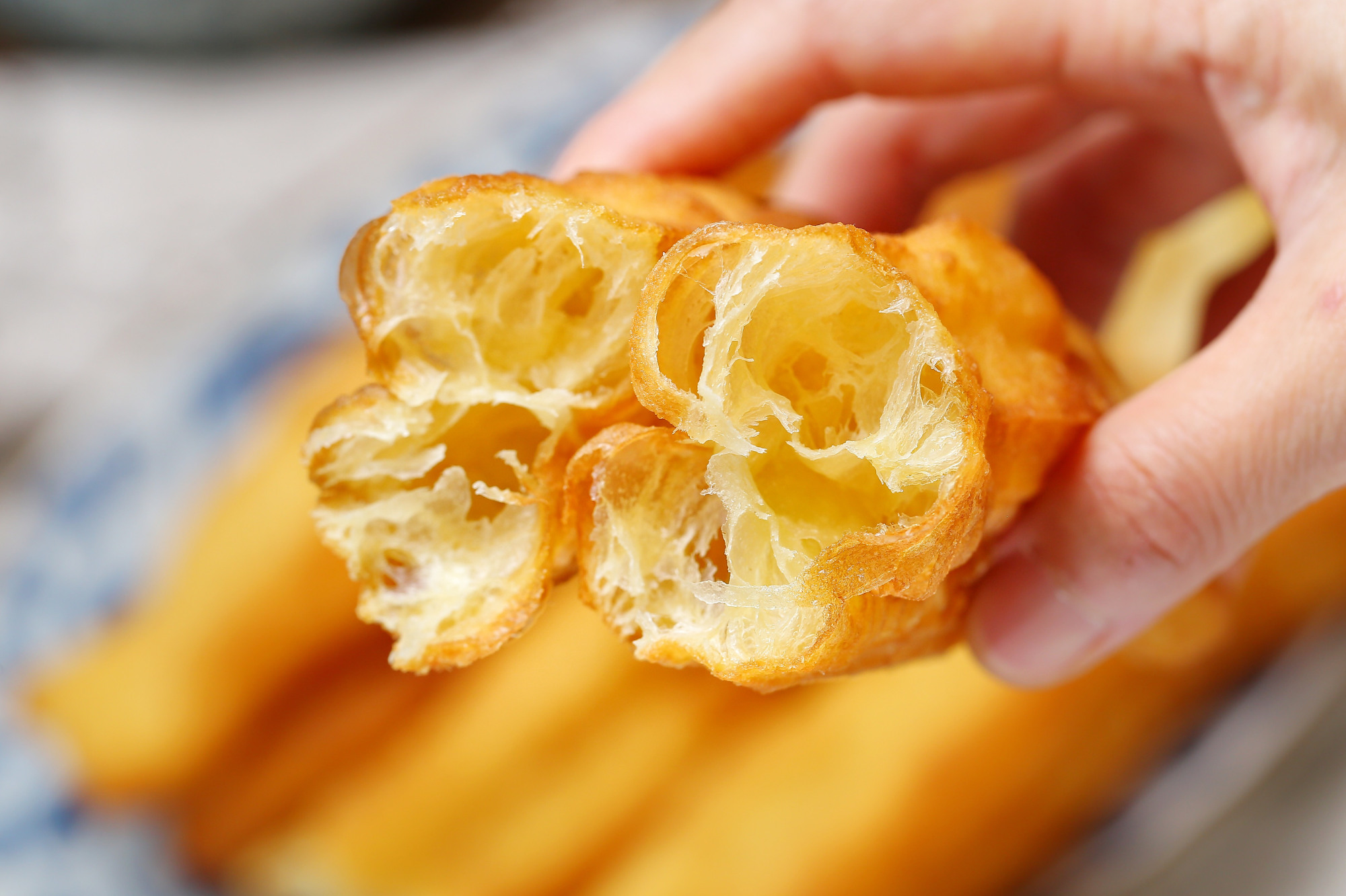 蓬松酥脆大油条的做法,小苏打奶香小油条香酥蓬松的做法