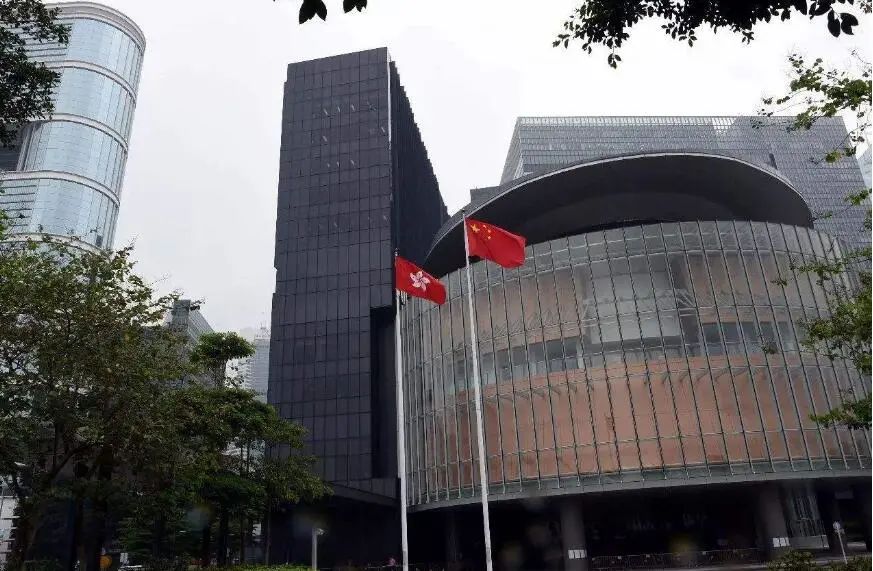 「12.2新闻速递」浸大学生会会长方仲贤被捕;《我和僵尸有个约会》重启;澳门11月*彩博**收入下挫七成