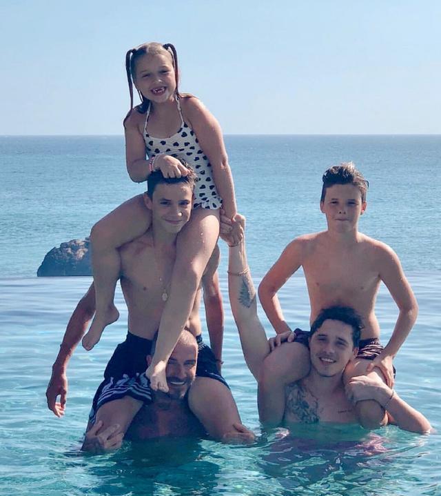 贝克汉姆大儿子布鲁克林被吐槽,贝克汉姆和3个儿子颜值巅峰