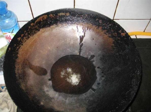 买了铁锅怎么弄好用不粘锅,不粘锅开锅的正确方法铁锅