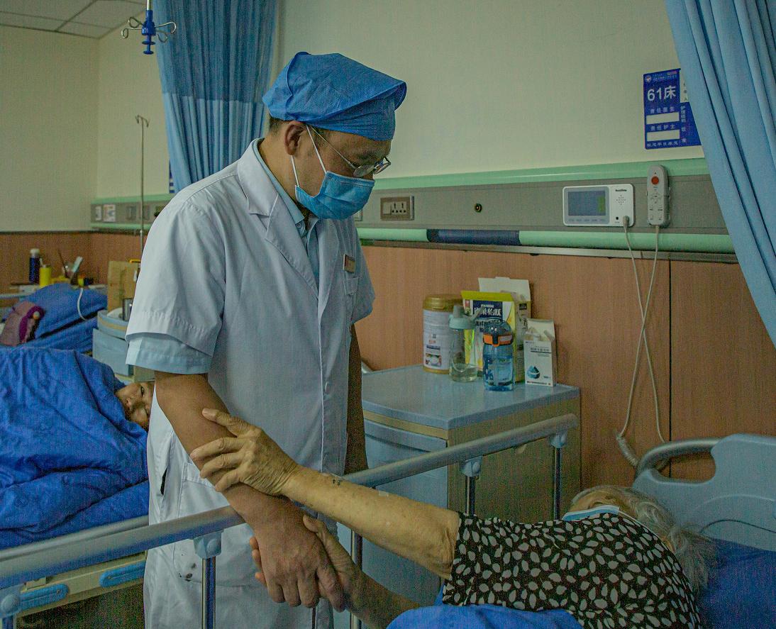 郫都工匠丨杜仲代：甘做一名行医路上的“苦行僧”