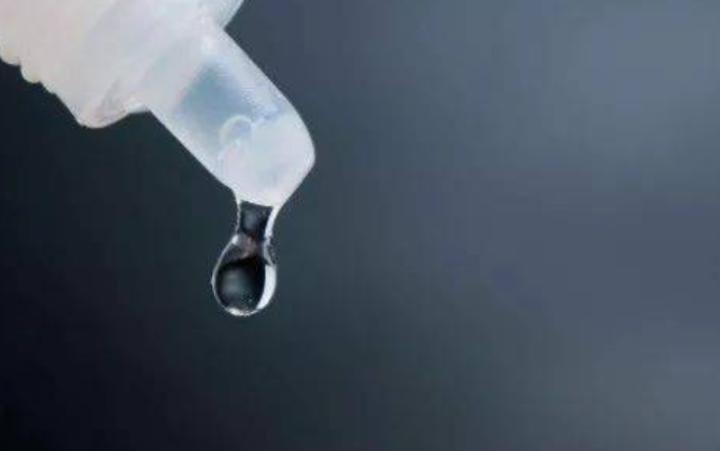 泰迪狗狗眼睛分泌物多怎么回事,泰迪狗狗眼睛里有好多白色糊状物