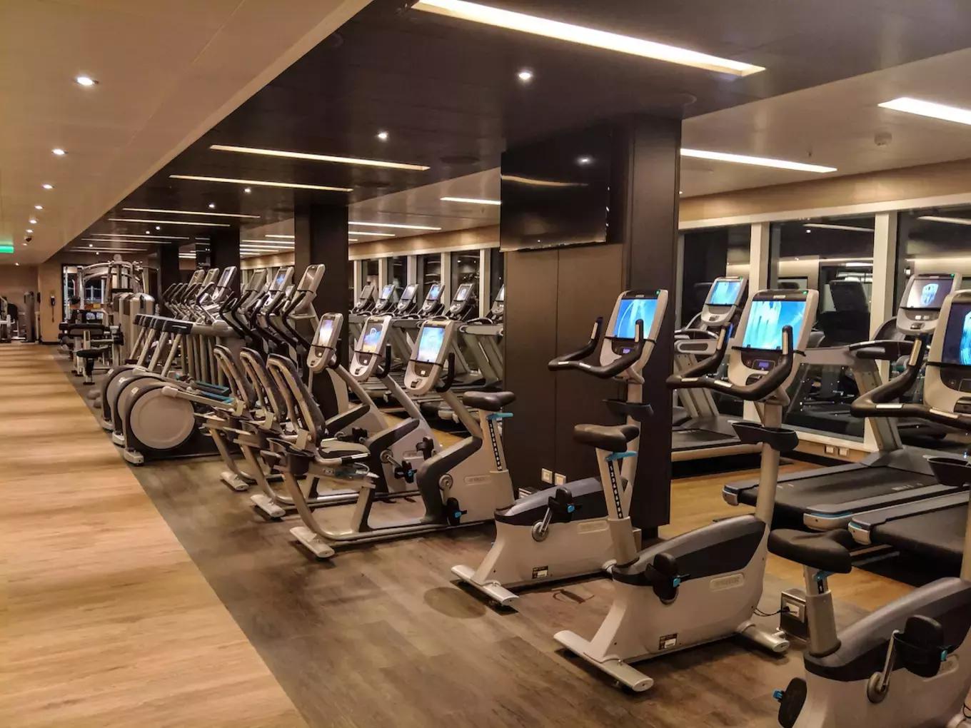 环球蜜月的小两口，免费上了一座价值8亿欧元的邮轮