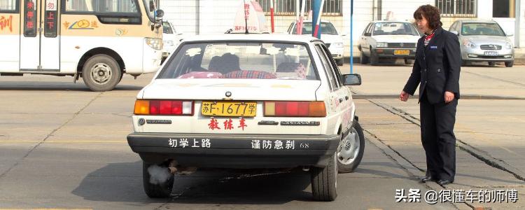 科二倒车入库怎样知道方向打早了,科二右倒车入库打早打晚怎样修正