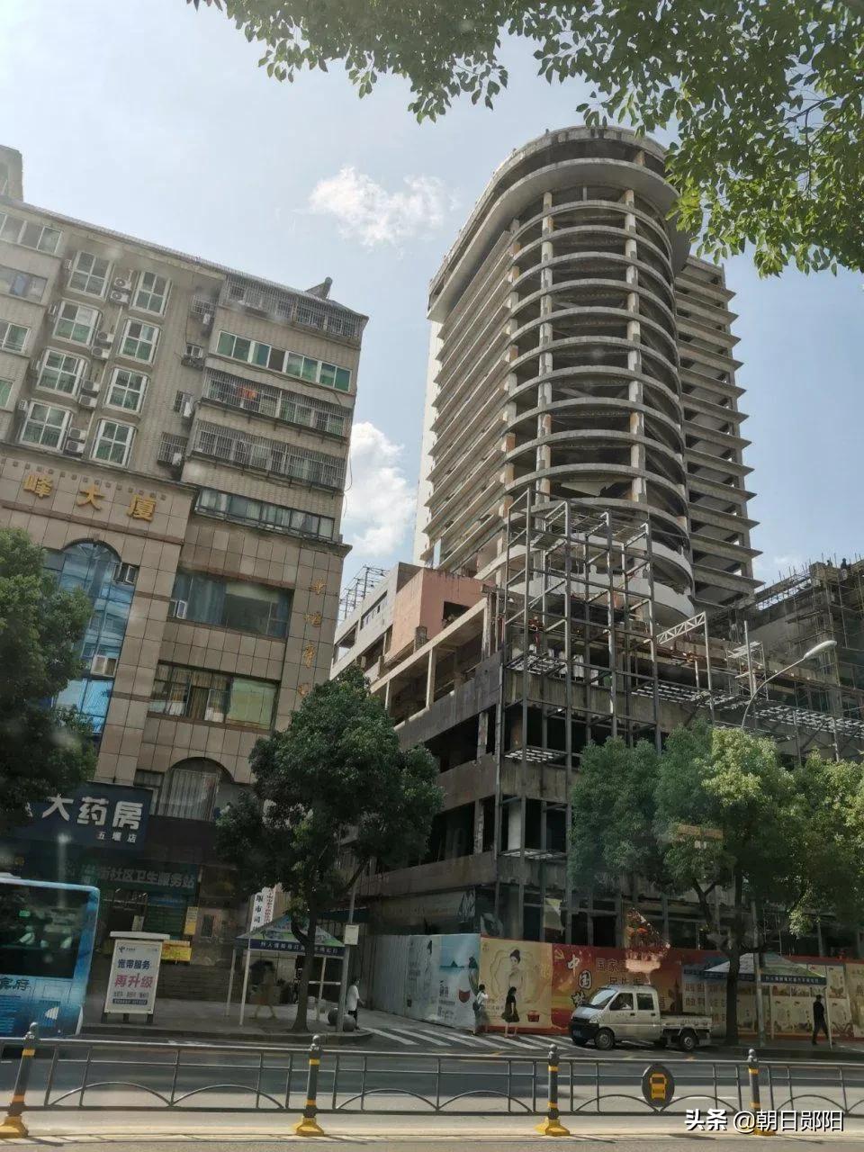 人民路上燕良酒店、美乐酒宾馆都在装修了