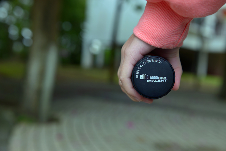 自从拍完这个手电之后，公园里人少了好多