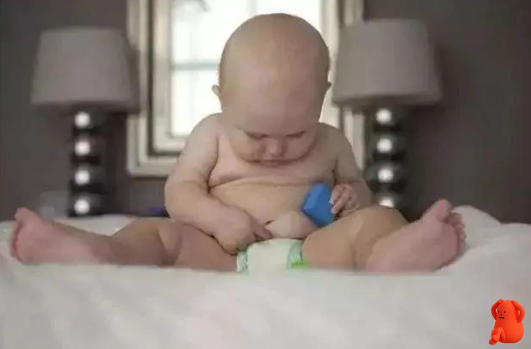 宝宝好奇扣屁股怎么办,宝宝好奇地抠肚脐