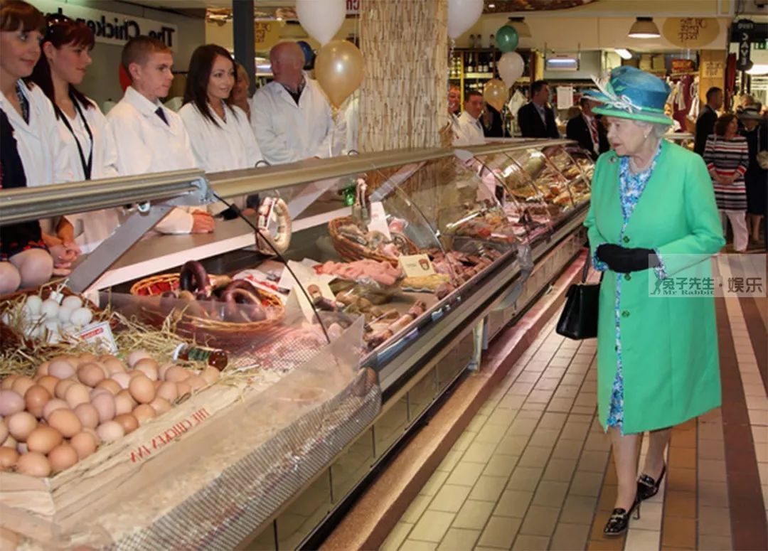 91岁英女王挎小包逛菜市场，表情搞笑展露“吃货”本色，好可爱