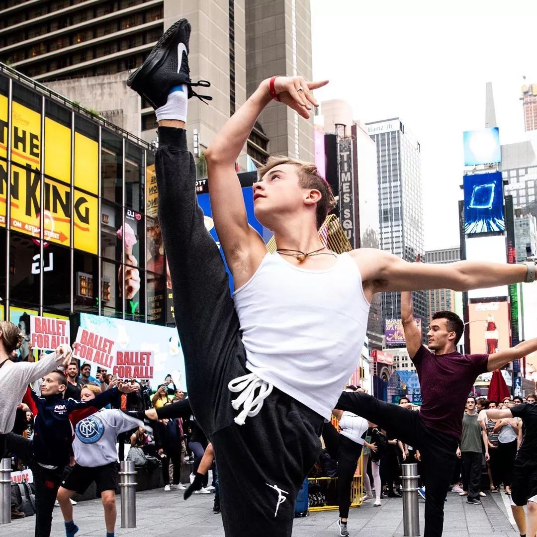 乔治小王子被嘲笑,英国乔治小王子芭蕾舞