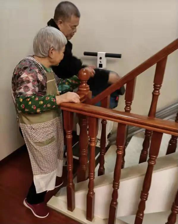 “我在这个世界过得很好”！小伙为失孤老人造神器，跑300城安装