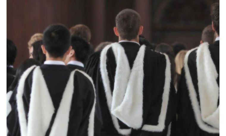 大学生毕业穿的袍子是什么,大学毕业穿的袍子分别代表什么