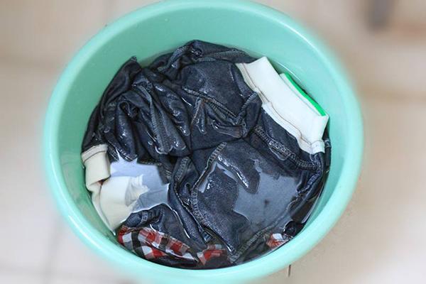 怎样预防牛仔裤褪色,牛仔裤褪色严重怎么清洗干净