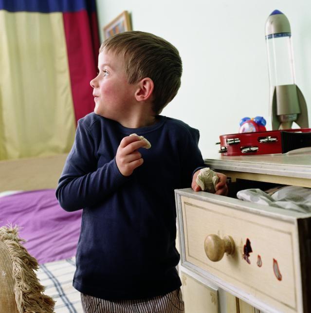 9岁小男孩偷钱被妈妈抓去派出所,9岁男孩偷钱被父母带到派出所