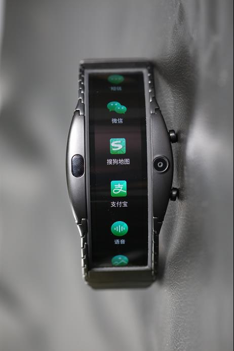 厉害啦！折叠屏努比亚腕机阿尔法评测：钢铁侠的技能被它实现