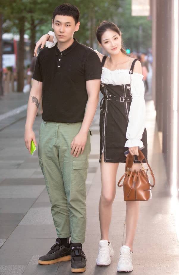 穿背带裙显腿短,背带裙好显腿长