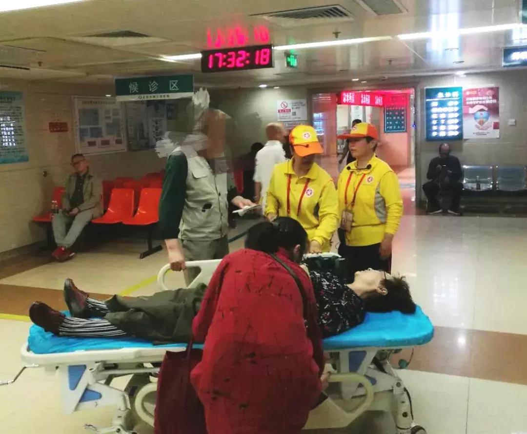 乘客车厢突然呕吐,乘客下车吐得一塌糊涂