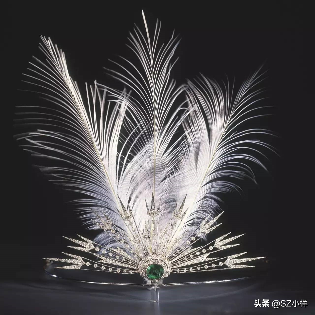 轻盈飘逸的羽毛，承载厚重的文化，演绎珠宝界永不落幕的时尚经典