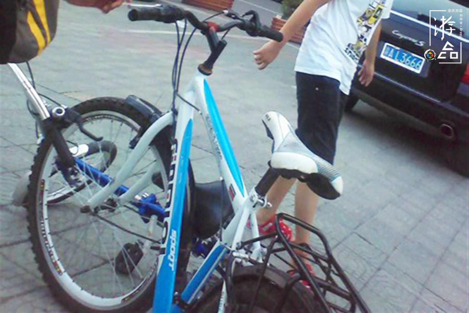 因为大街上看不见自行车，所以重庆人不会骑？你也太小看我们了吧