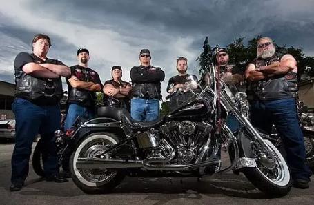 这群花臂壮汉骑哈雷，不收保护费，25年来甘当受欺凌孩子的守护神