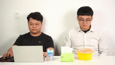 最简单的办法去除t恤上的油渍,白t恤发黄油渍怎么洗才能洗白