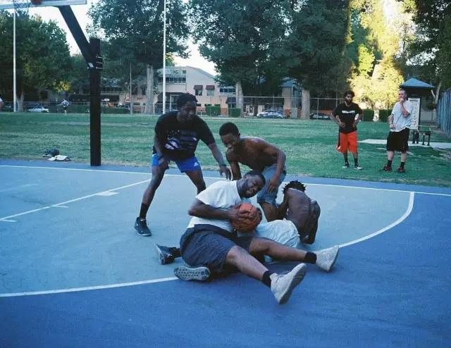 简直杀人，球场飞踹16岁少年！别把我们的篮球场变凶案现场