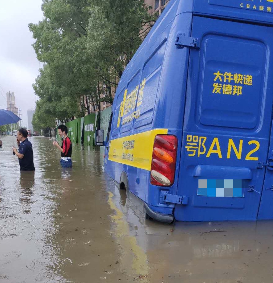 货车被洪水冲走救援人员乘风破浪,洪水过膝盖