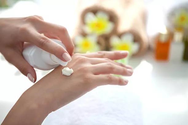 汗疱疹到夏天手脚起小水泡很痒,夏季汗疱疹是什么原因