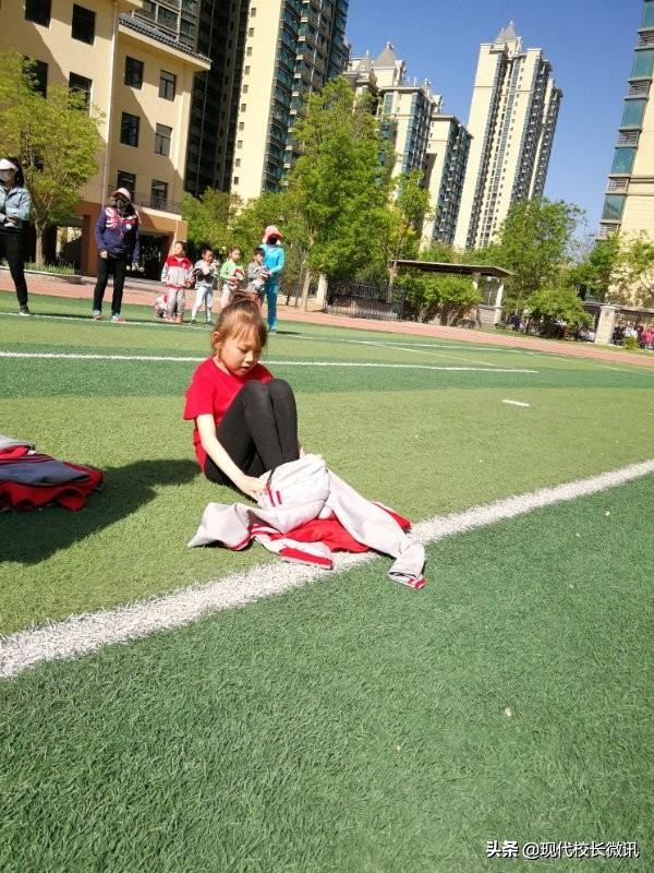 走向操场,“趣”跑步,“趣”踢球——尖草坪区恒大名都小学